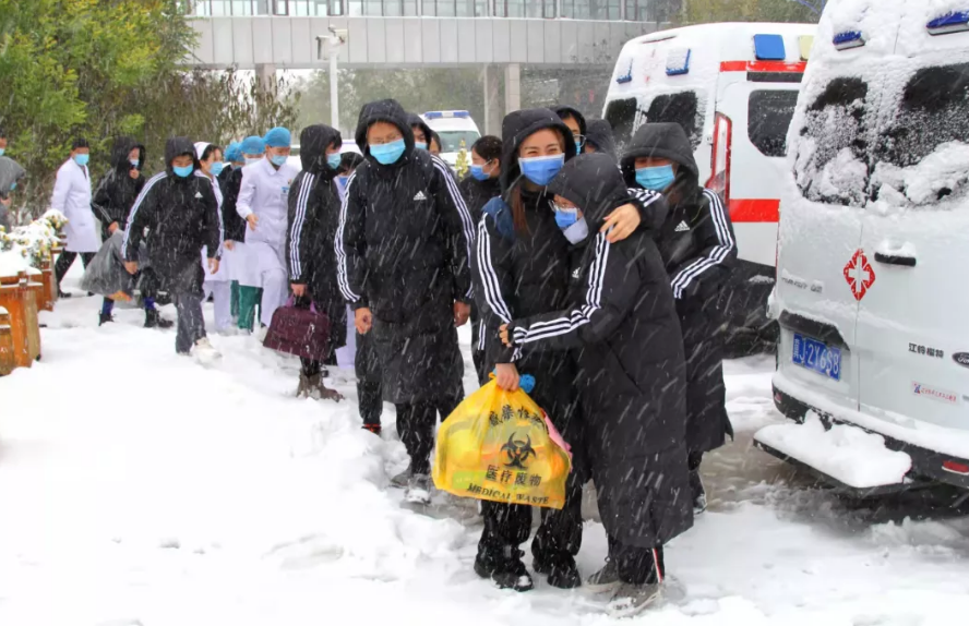 河北沧州市医护人员顶风冒雪驰援辛集
