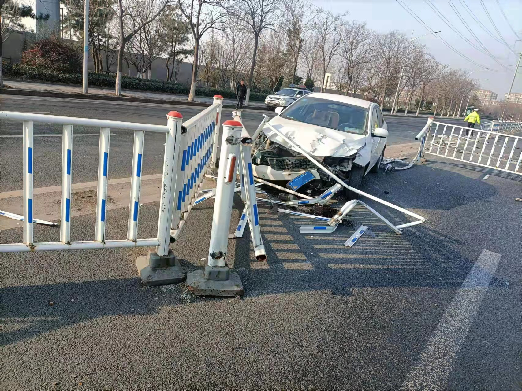青岛胶州一驾驶人开车打瞌睡撞上中央护栏