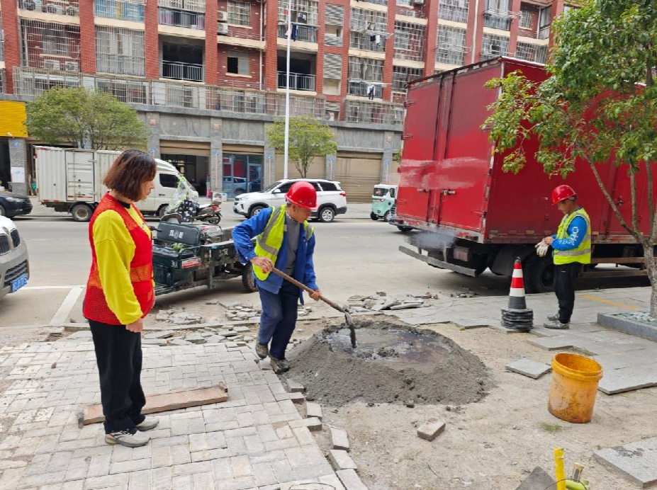 江西奉新：修补坑洼人行道 破解居民“出行愁”