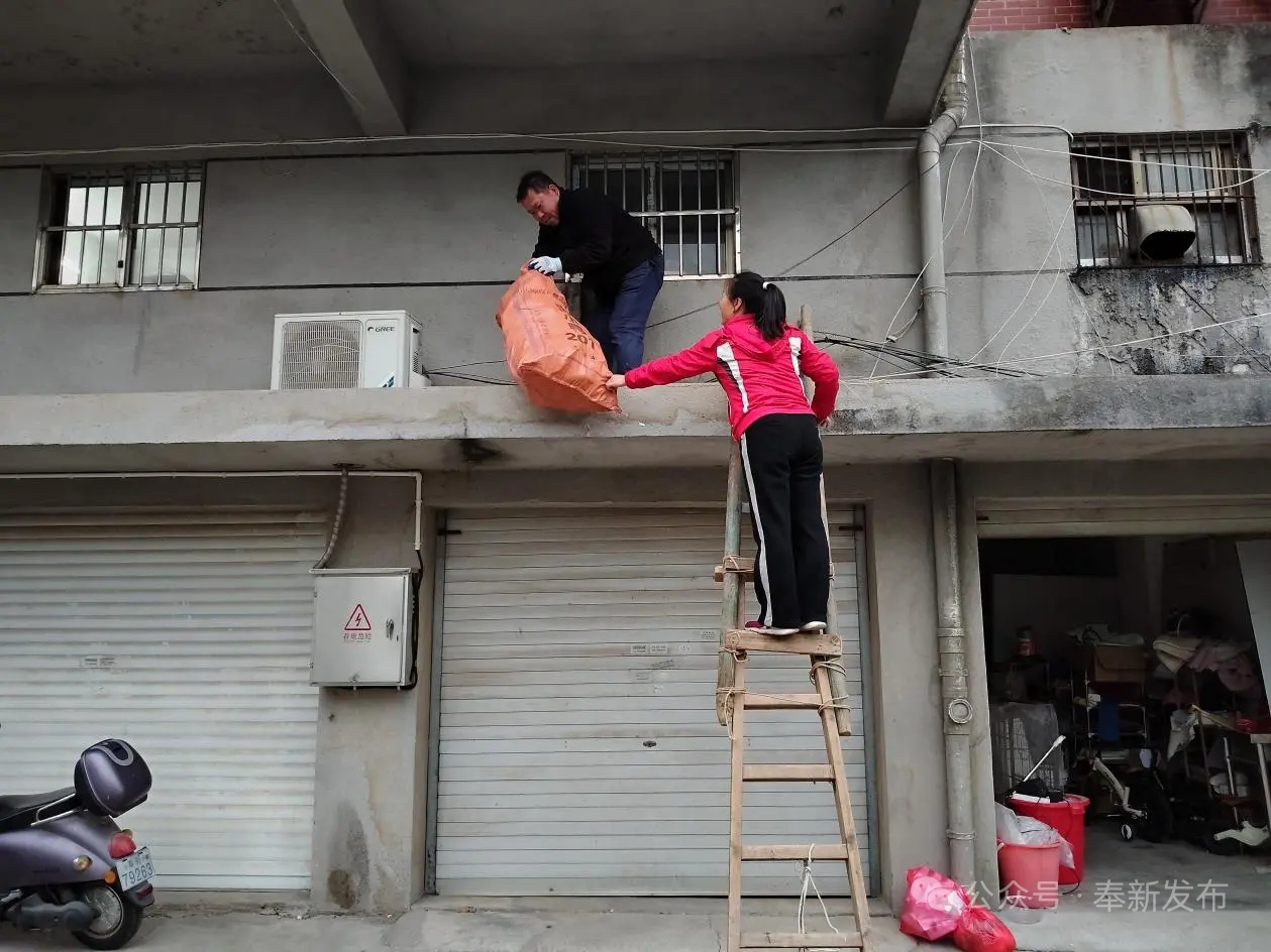 江西奉新：清理露台垃圾解民忧