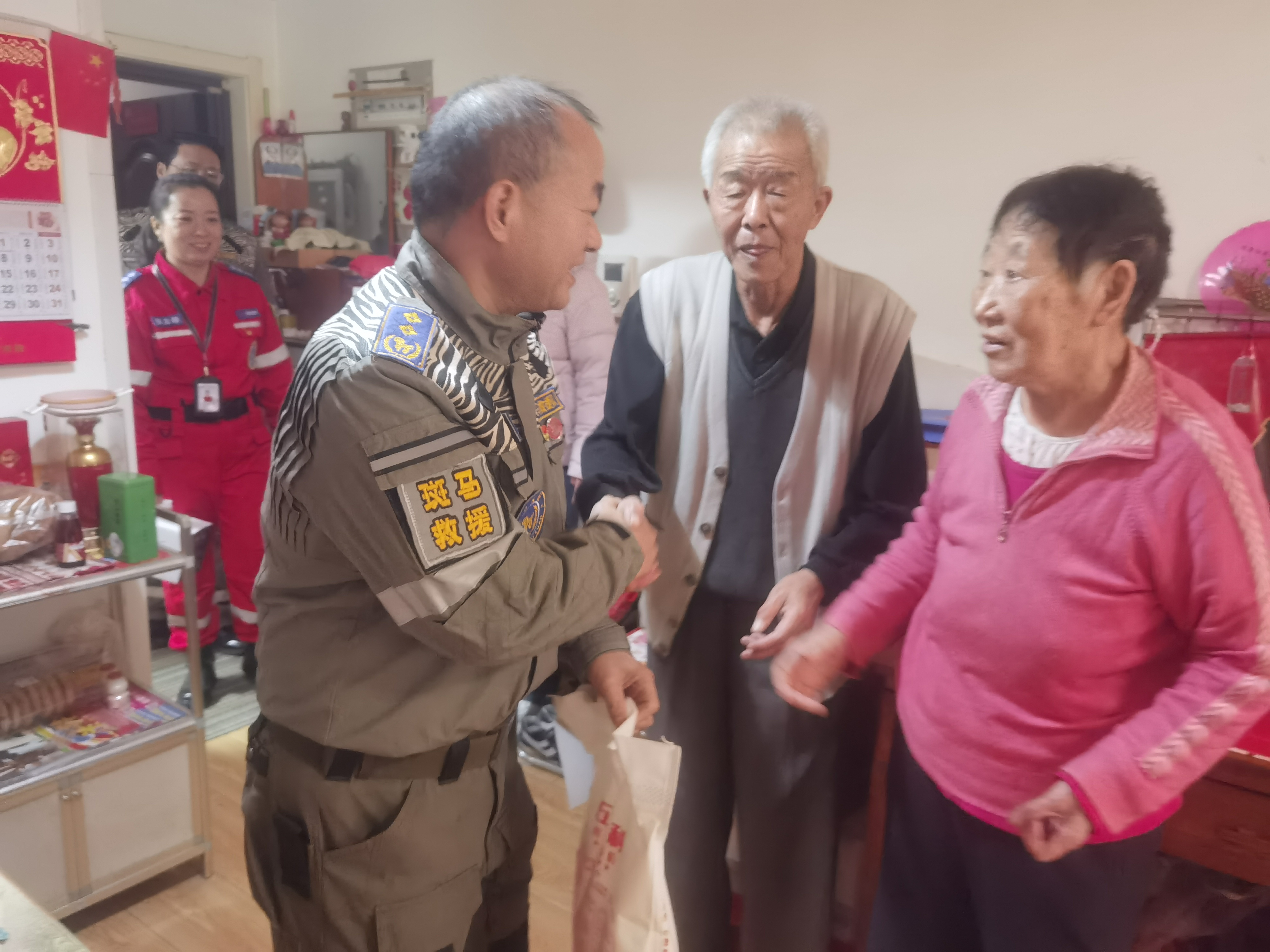 青岛斑马救援队新春“暖心行”：为老党员与困难党员送去冬日温情