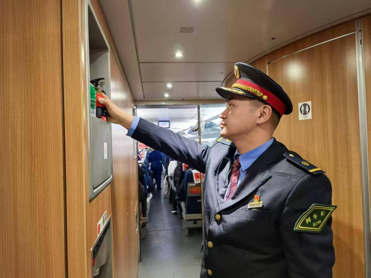 人民铁路为人民 安全运输第一位   郑州客运段高铁四队车队优质服务纪实