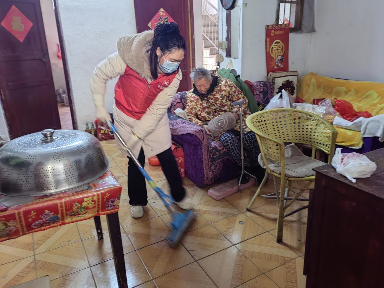 江西奉新：践行雷锋精神，关爱长者老人