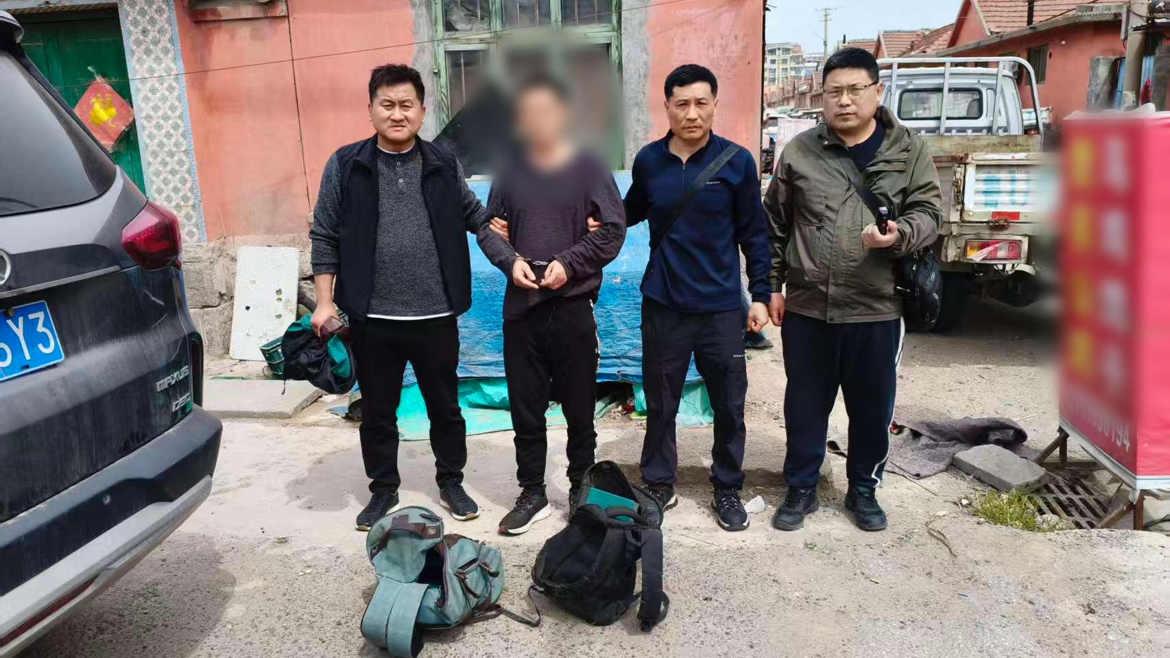 戴头盔装车主，“U”型锁难防电瓶贼