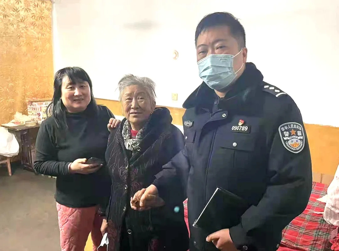 山西运城【我为群众办实事】老妪出门迷了路 警民携手送回家