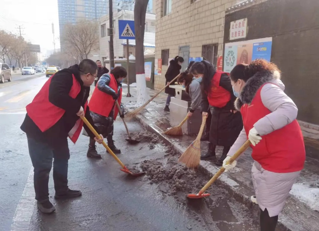 兰州市城关区靖远路街道西李家湾社区“社工委”驻守干部清理积雪暖民心 保驾护航在行动