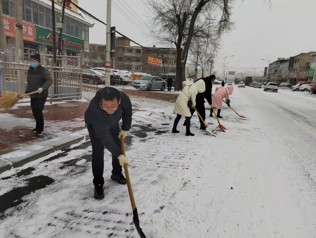 【我为群众办实事】甘肃永登县干群合力 共除冰雪 保障群众安全出行