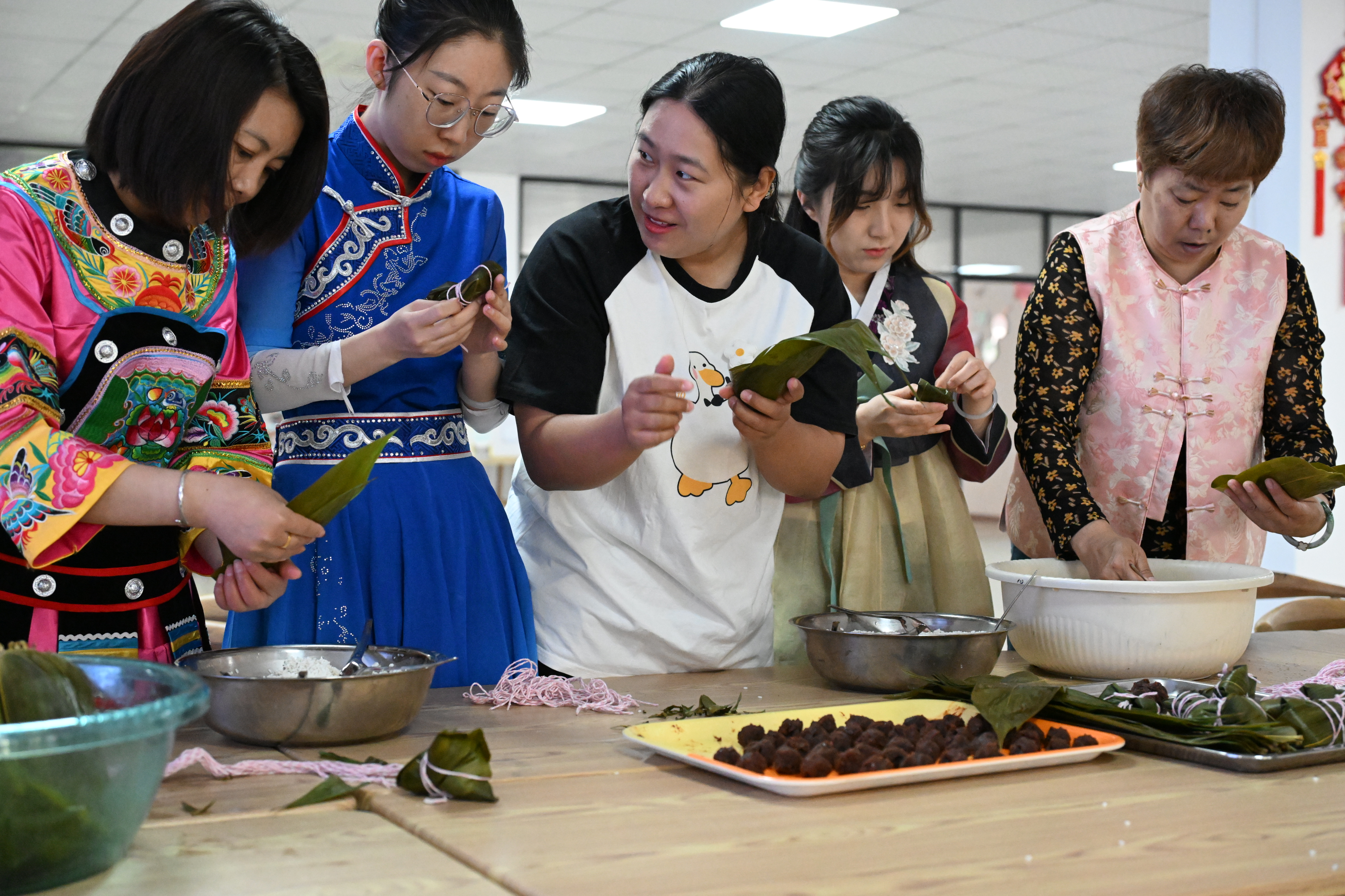 山东即墨：粽叶飘香迎端午 幸福和睦邻里情