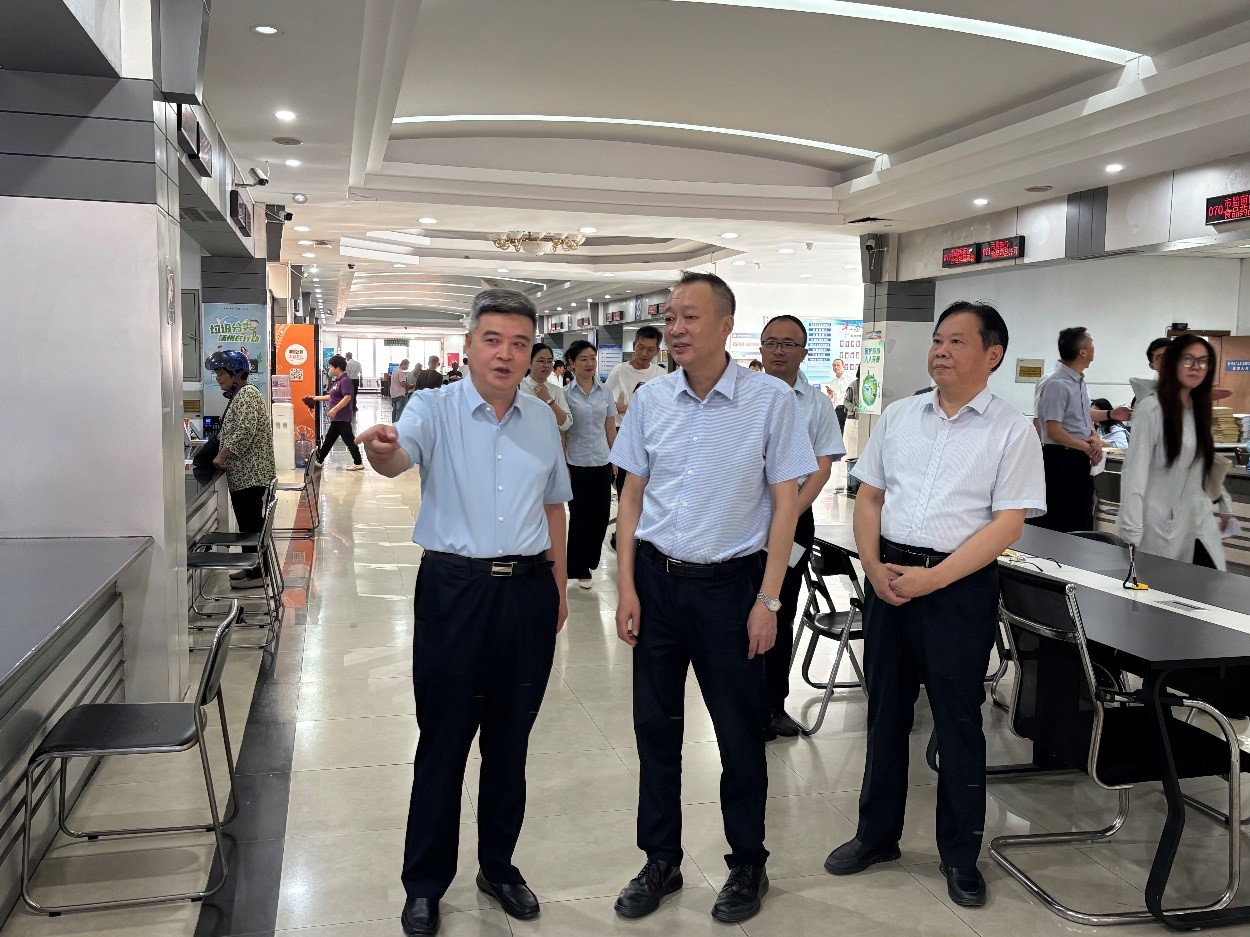 政协一线体验“高效办” 聚智献策优服务 ——政协委员深入政务服务中心开展“走流程”活动