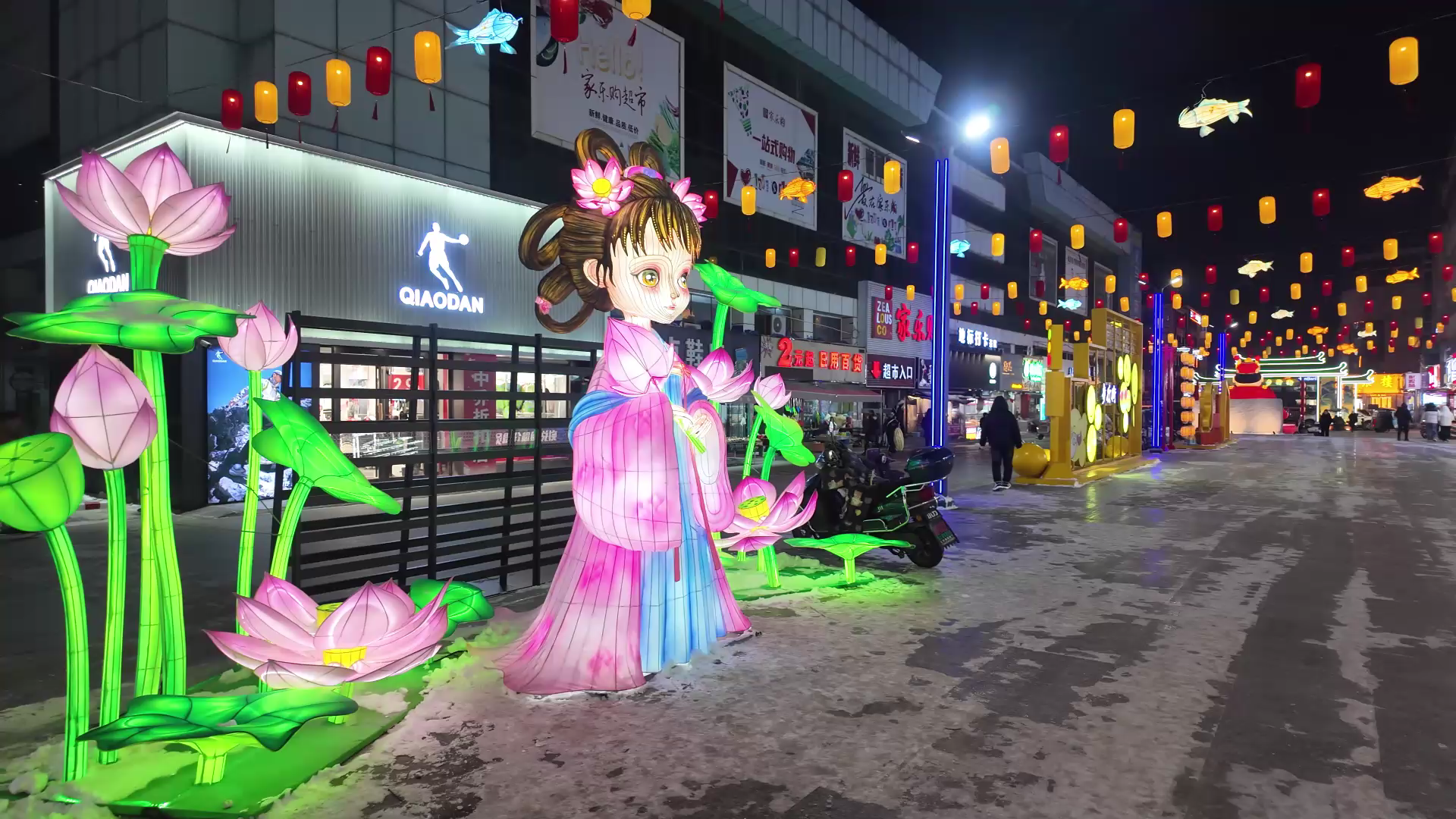 流光溢彩步行街 夜景焕新迎客来