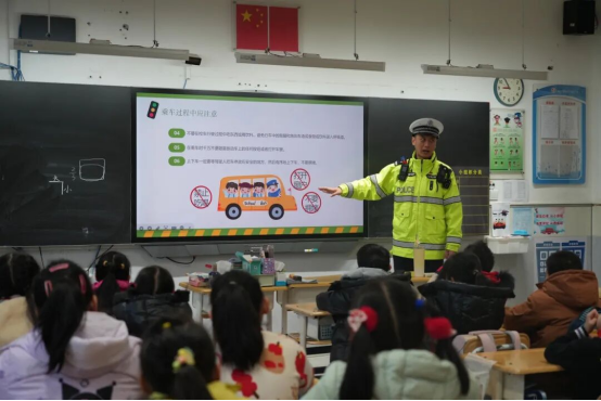 护航开学季！崂山公安这堂“必修课”如约而至