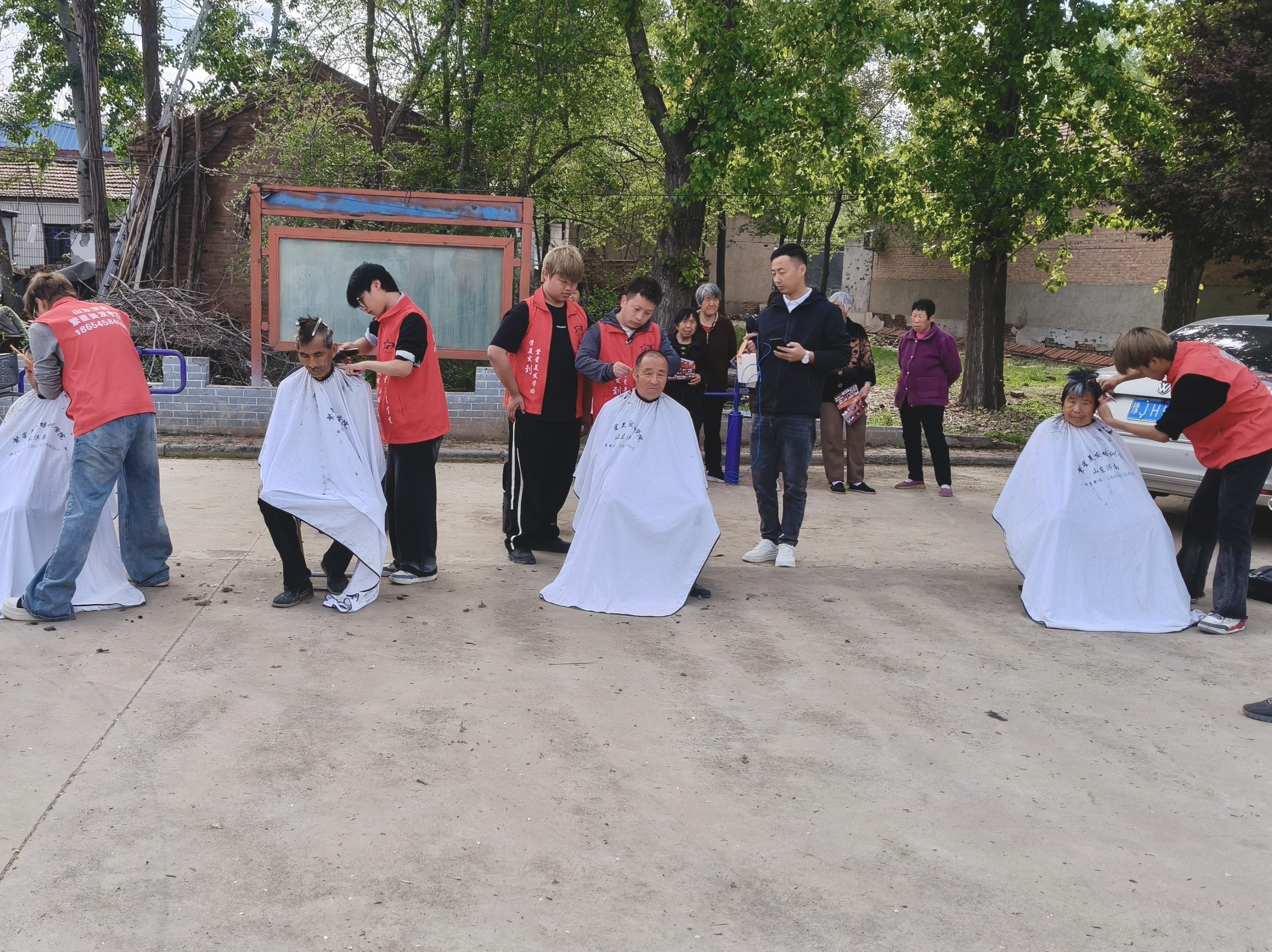 雷锋精神传温情  义务理发暖人心