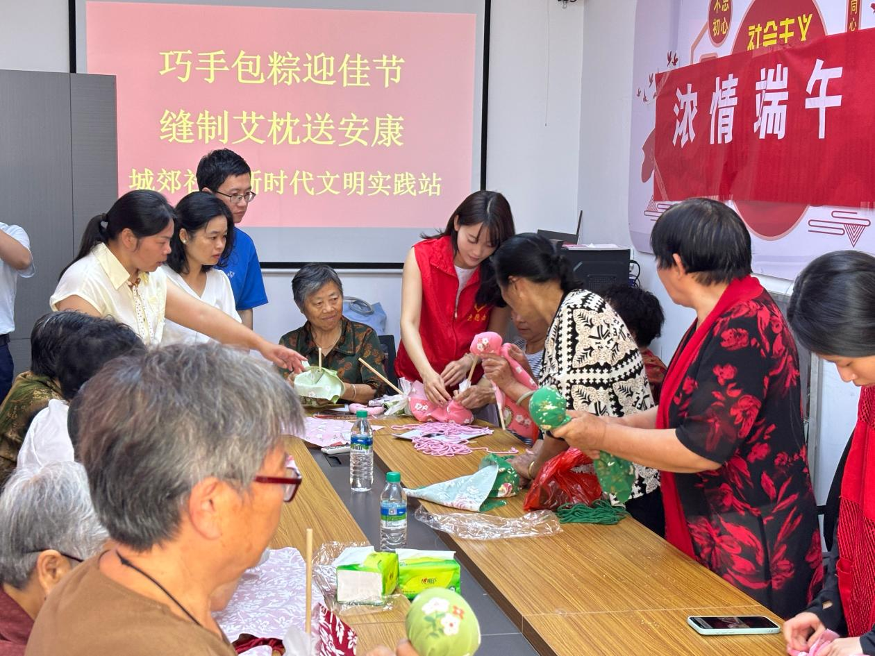 江西奉新：巧手包粽迎佳节