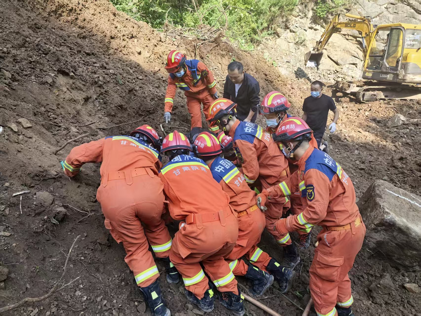 “每一秒都在全力以赴搜救”——甘肃消防高效完成宕昌山体滑坡救援