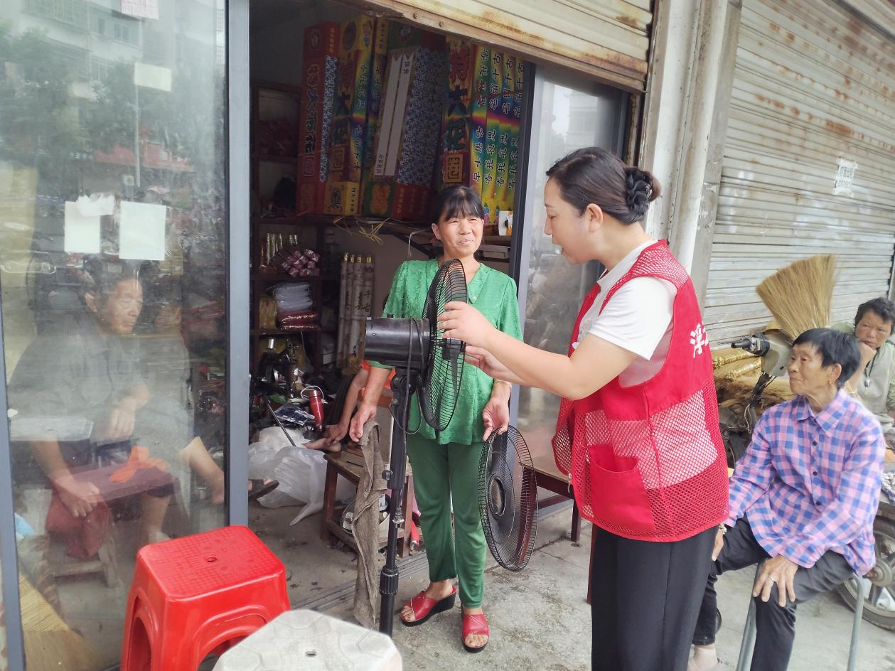 江西奉新：  暖心相助为居民装好电风扇
