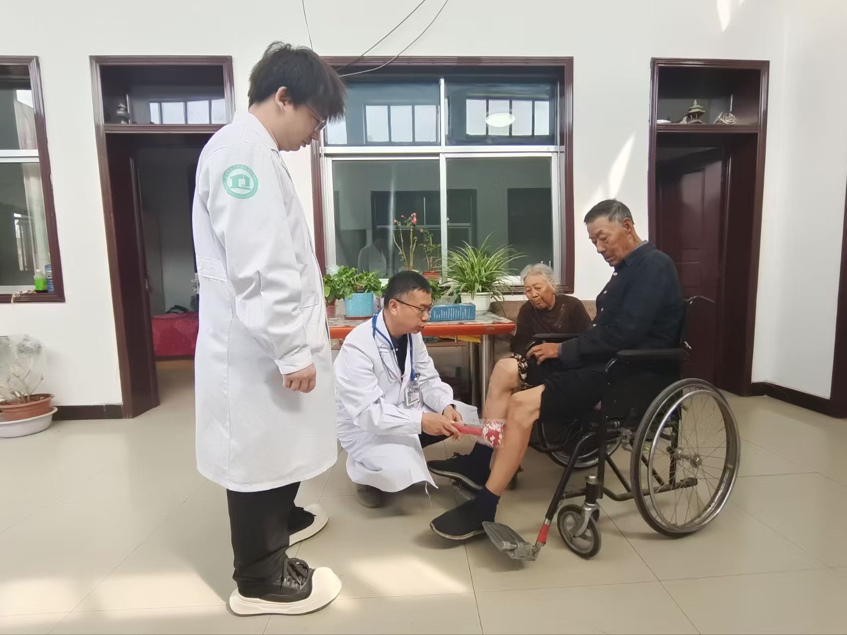 甘肃敦煌市“行走的医院”用心守护特殊群体安康