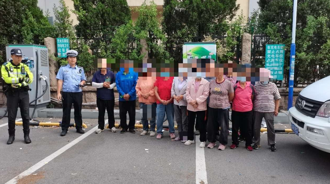 青市南公安交管大队查获一起小型客车超员100%违法行为