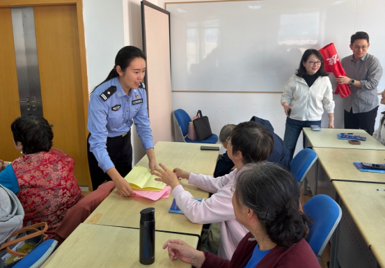 听得懂用得上 崂山公安“经警说法”金融安全课走进老年大学